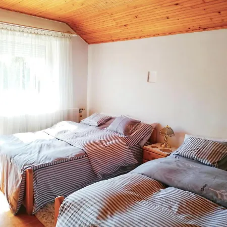 Julia Vendeghaz アパート