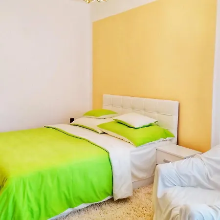 Julia Vendeghaz アパート *