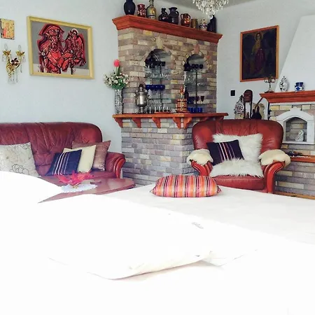 Julia Vendeghaz アパート