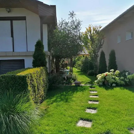 Julia Vendeghaz アパート *