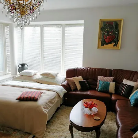 Julia Vendeghaz アパート