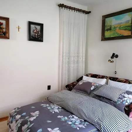 Julia Vendeghaz アパート